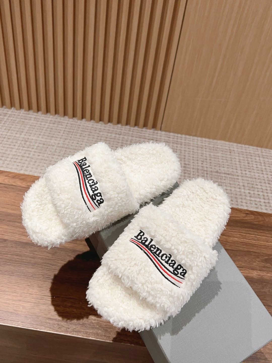 Ba*len*cia*ga sandals