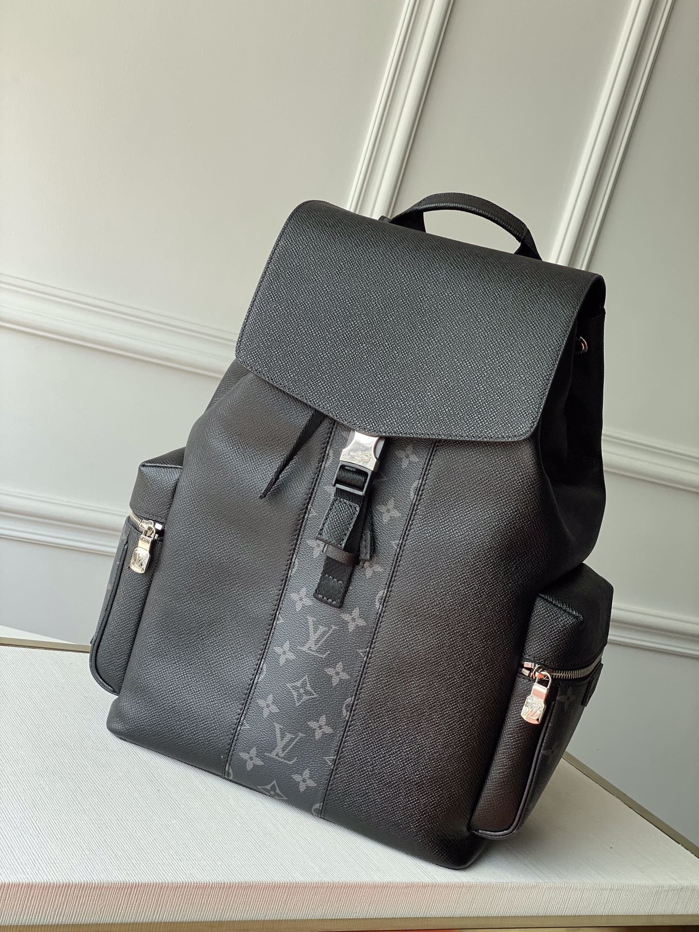 l0*is V*t0n outdoor backpack