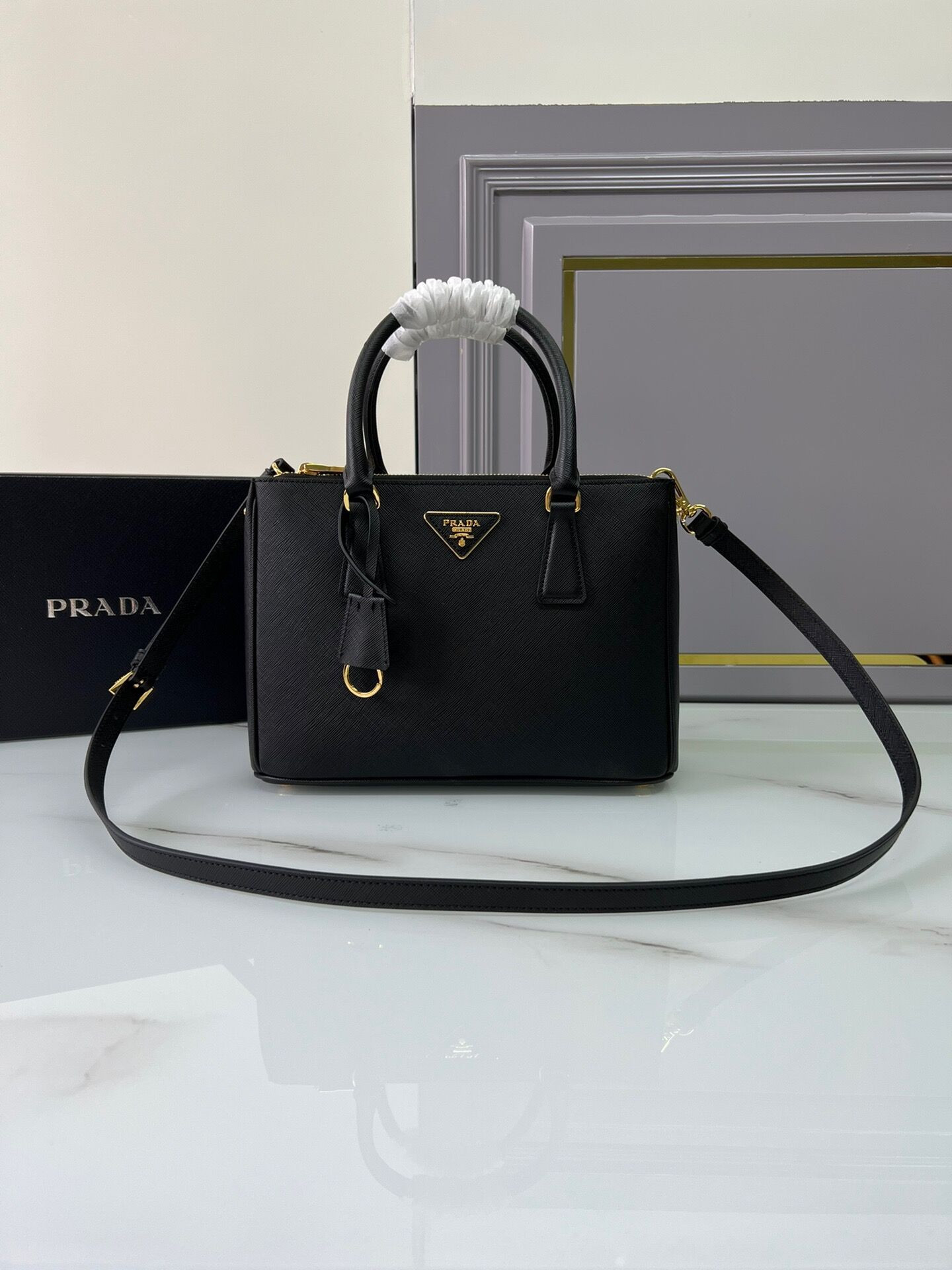 Pra*a galleria saffiano bag medium