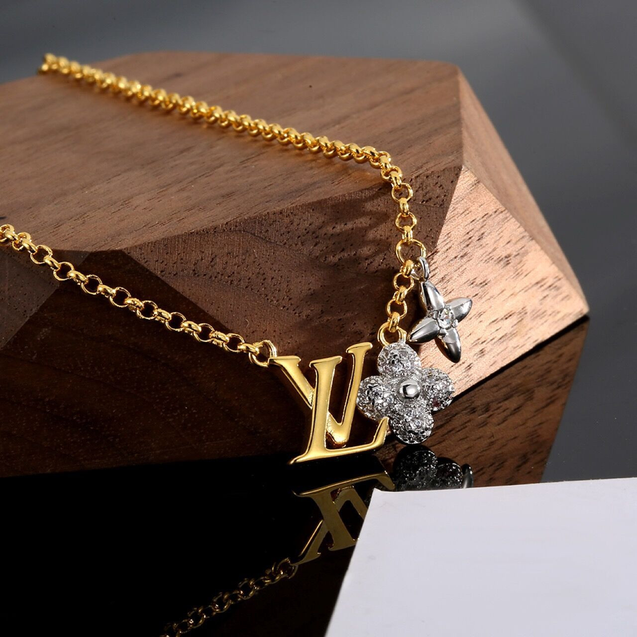 l0*is V*t0n necklace