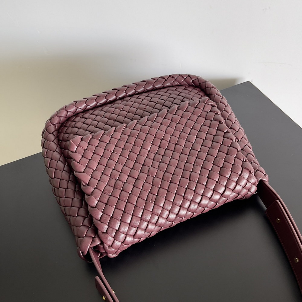 bo*te*ga Ve*ne*ta  small cobble shoulder bag