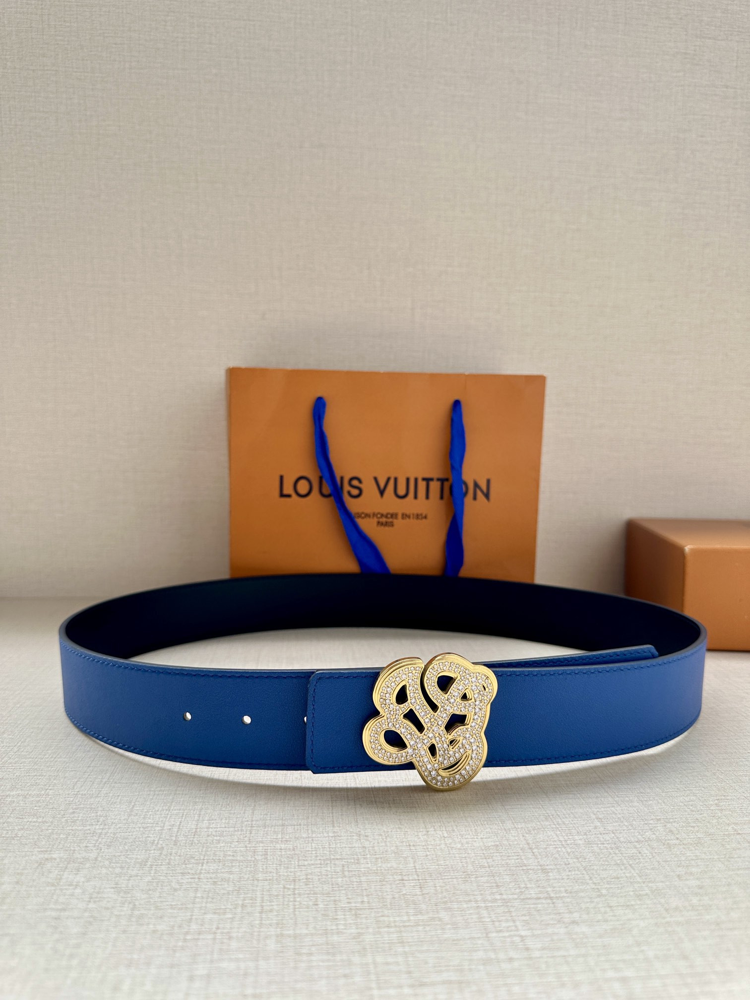l0*is V*t0n belt