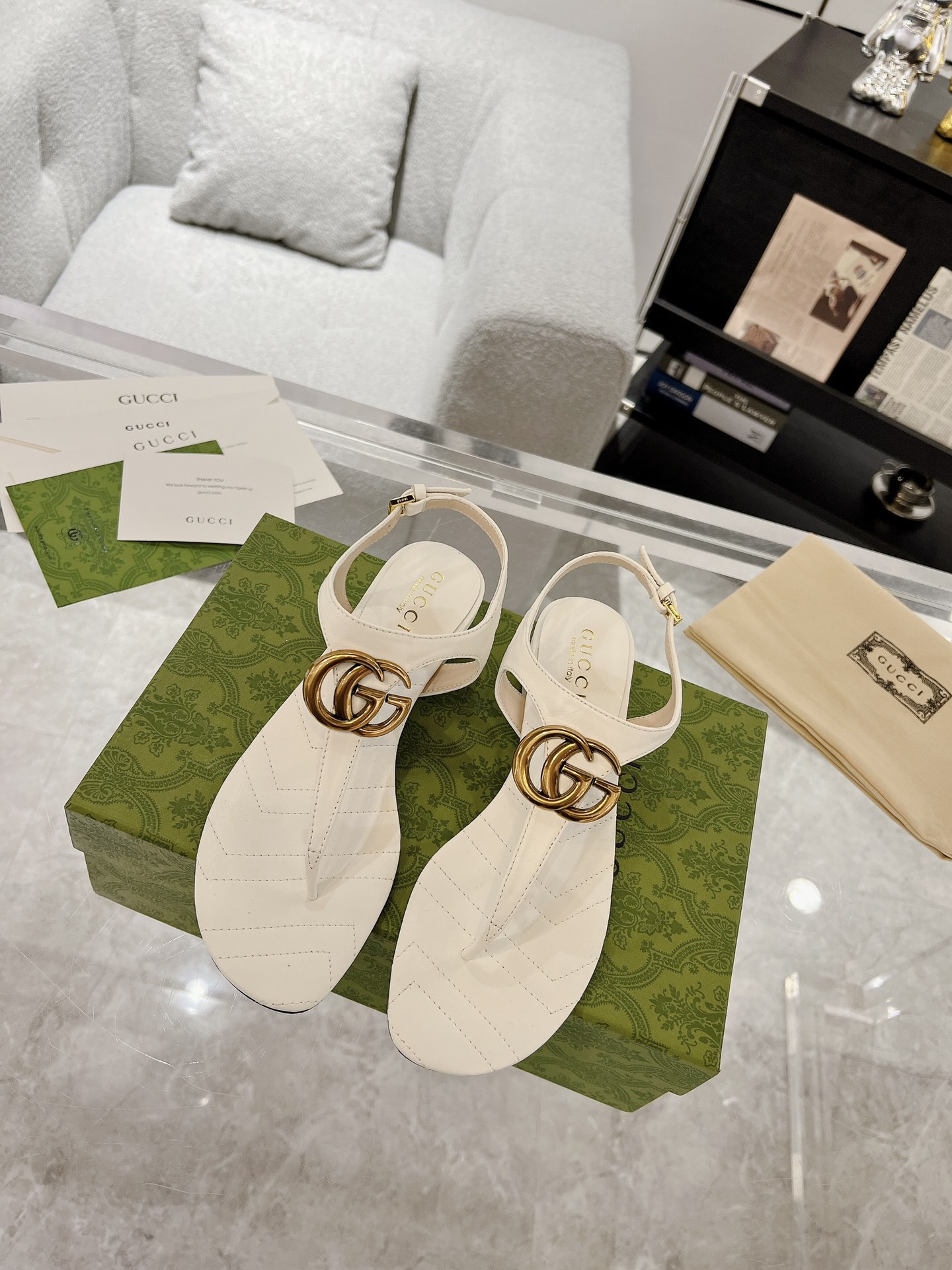 G*u*i slide sandals