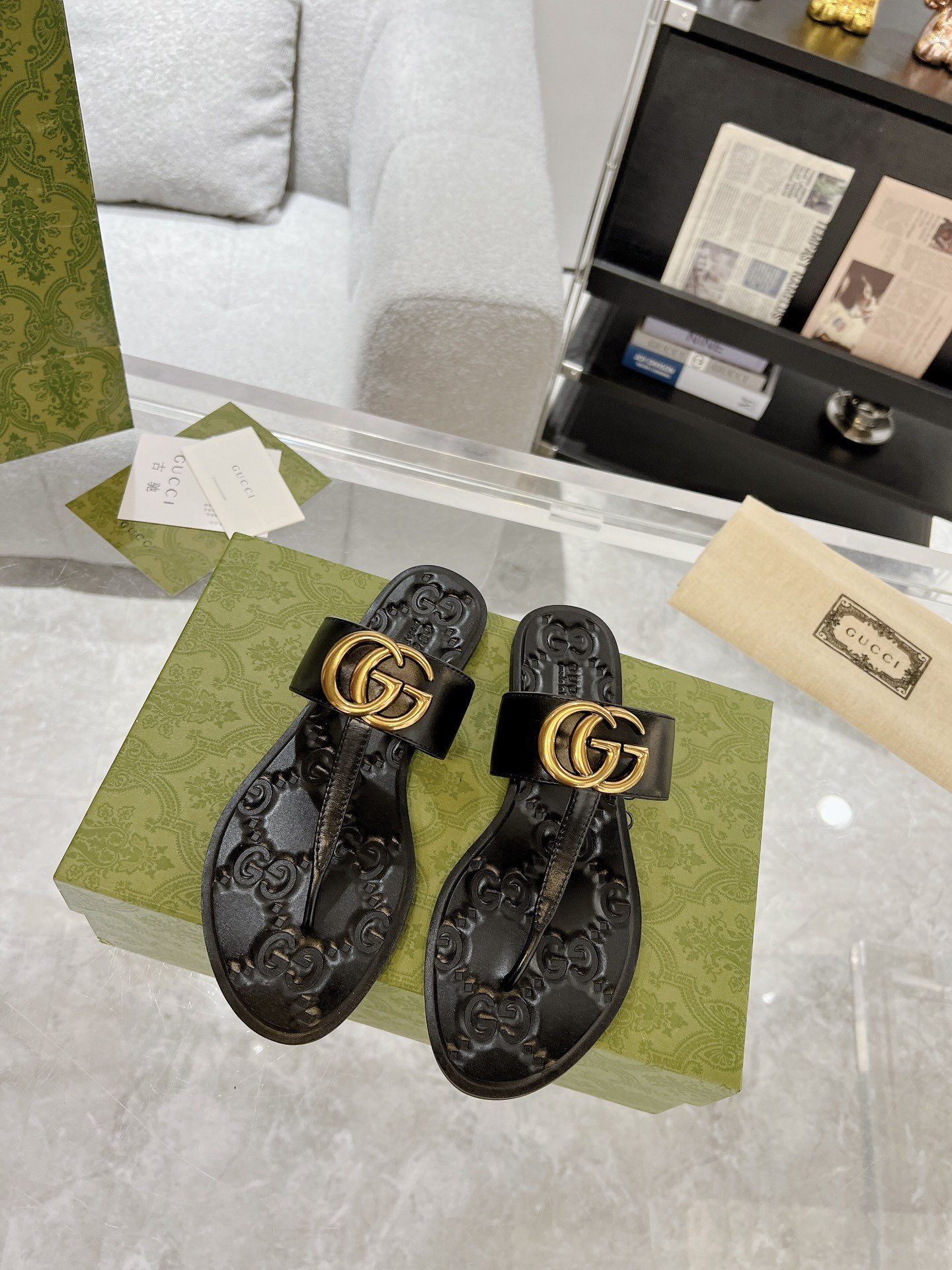 G*u*i slide sandals