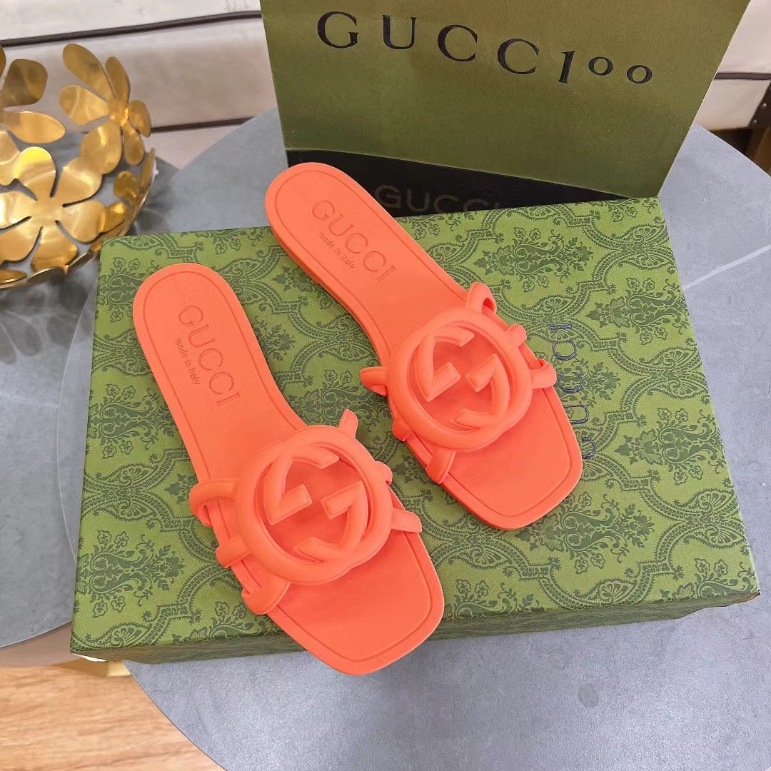 G*u*i women's interlocking g slide sandal