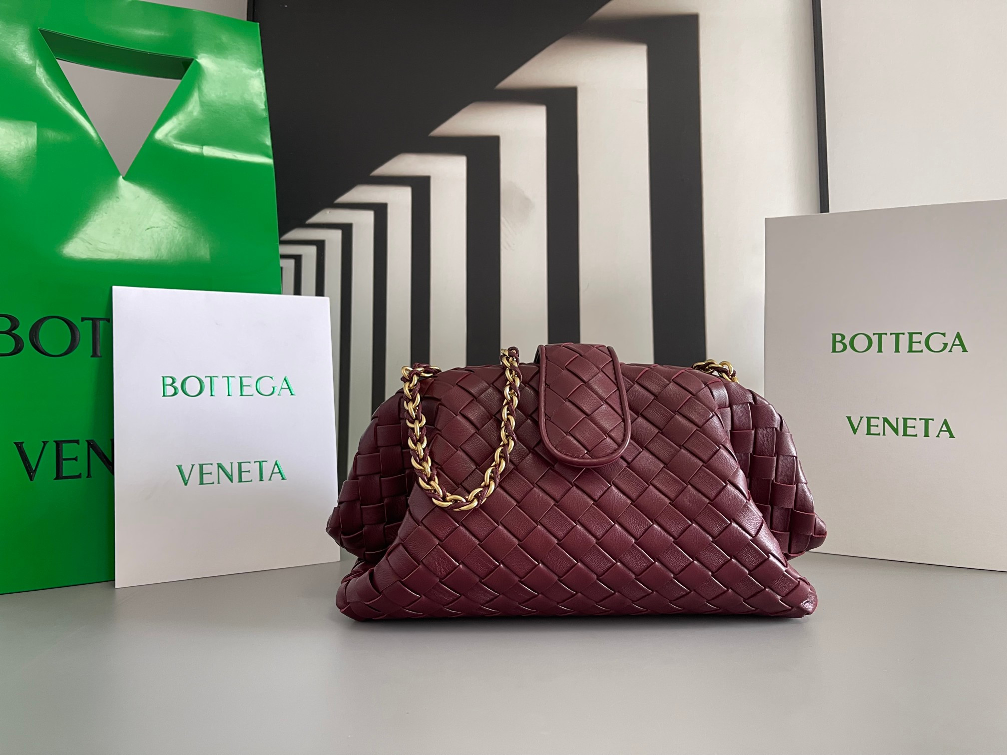 bo*te*ga Ve*ne*ta teen lauren 1980 with chain