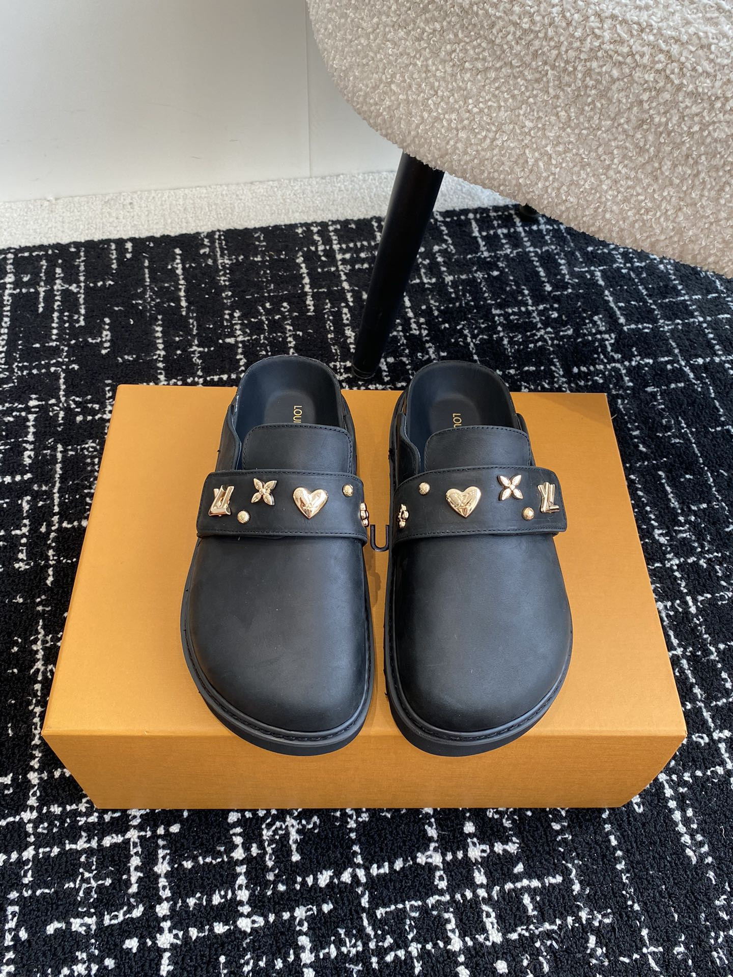 l0*is V*t0n sandals