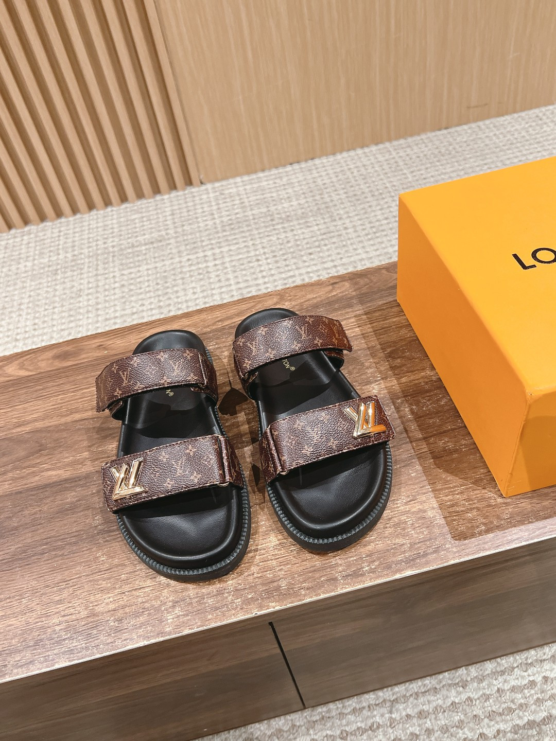 l0*is V*t0n sandals