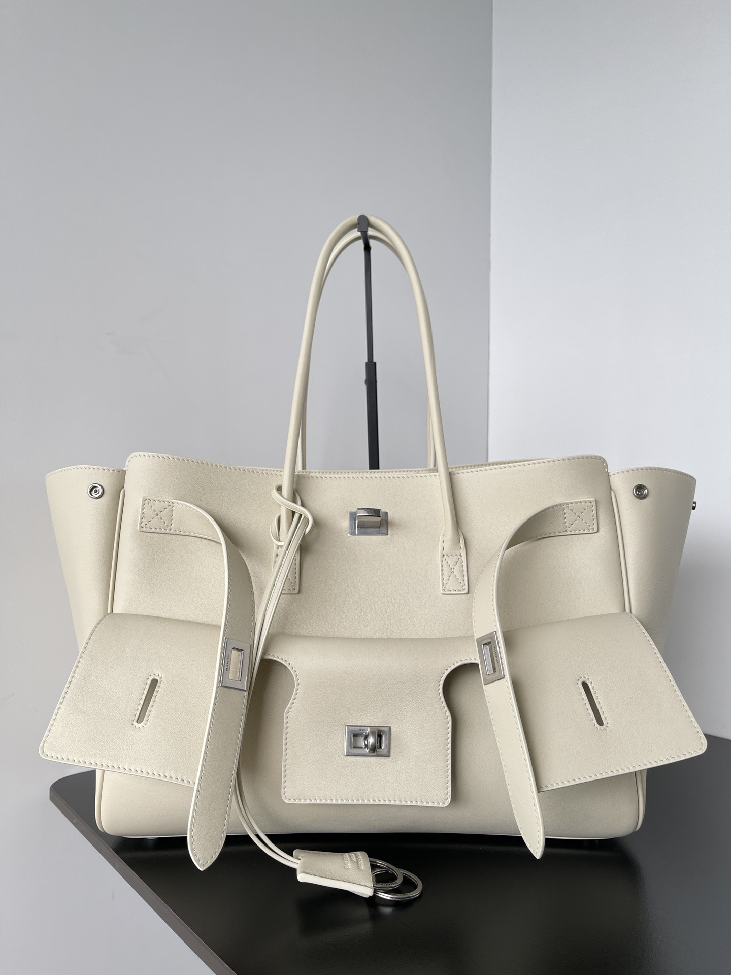 Ba*len*cia*ga bel air medium carry all bag