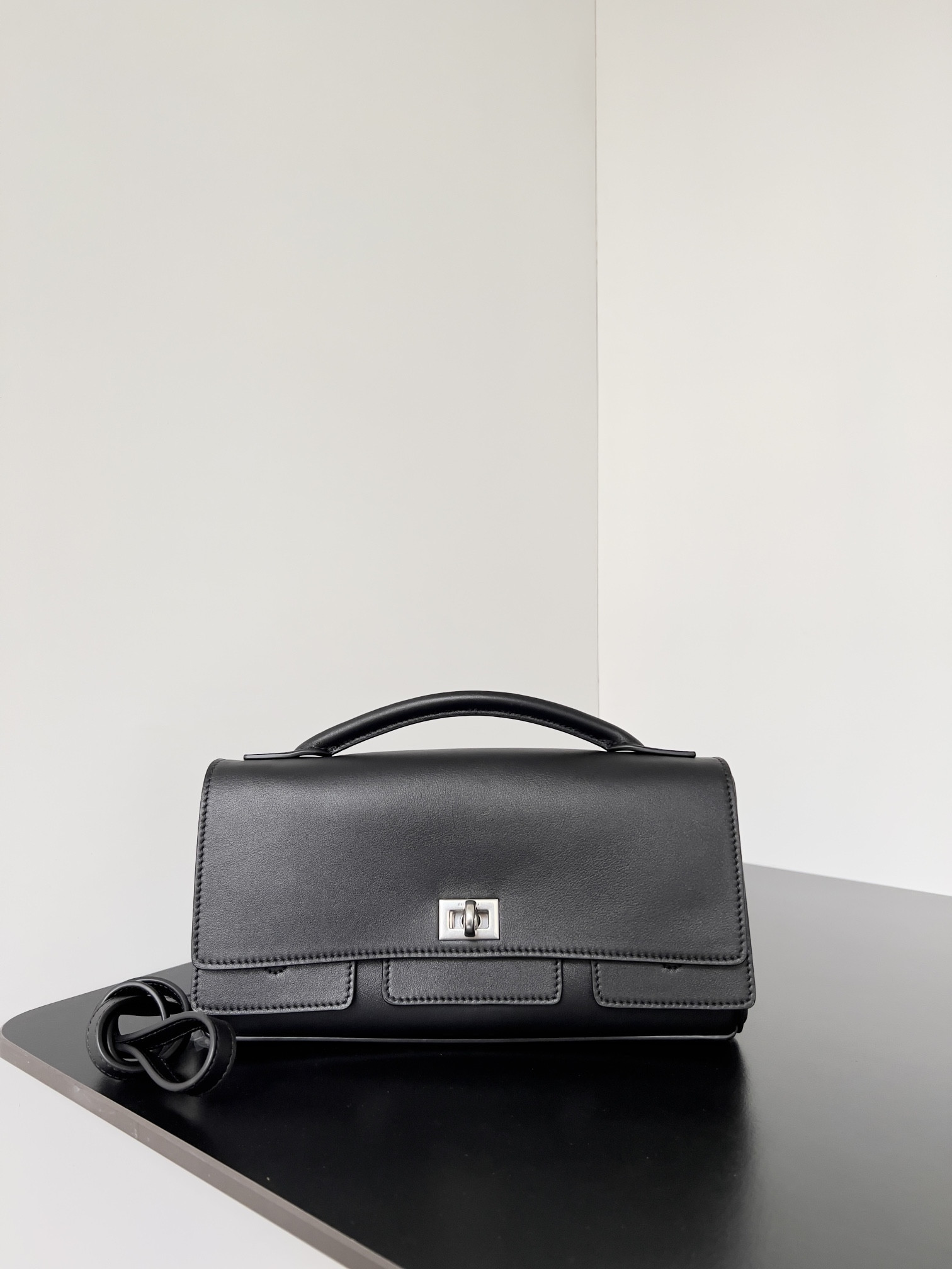 Ba*len*cia*ga bel air small clutch