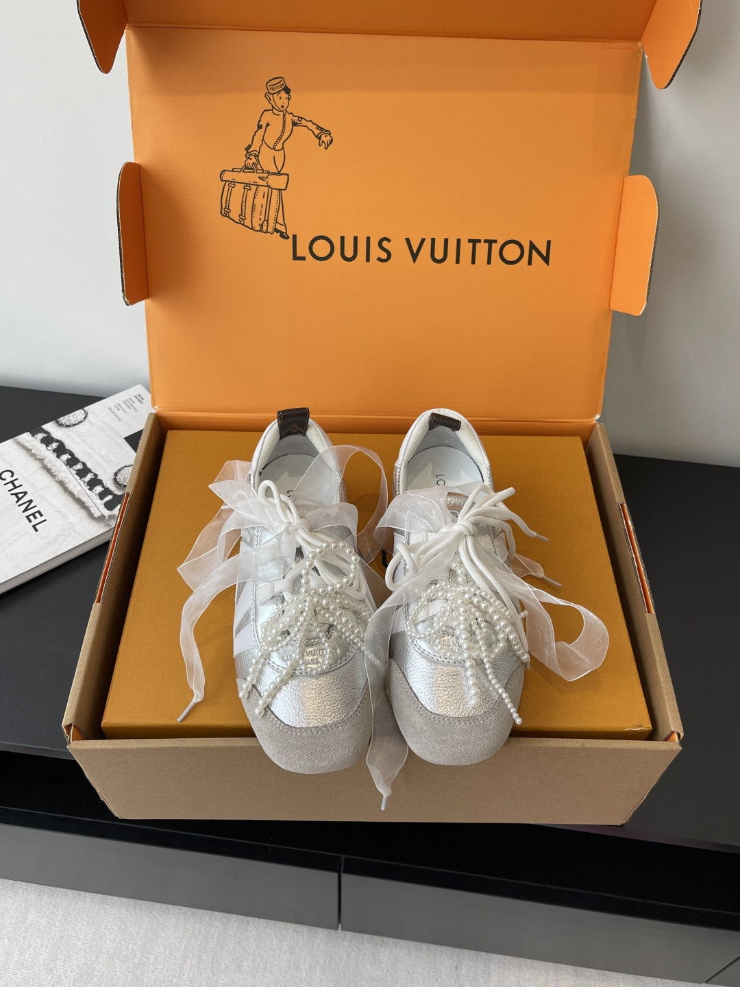 l0*is V*t0n sneakerina