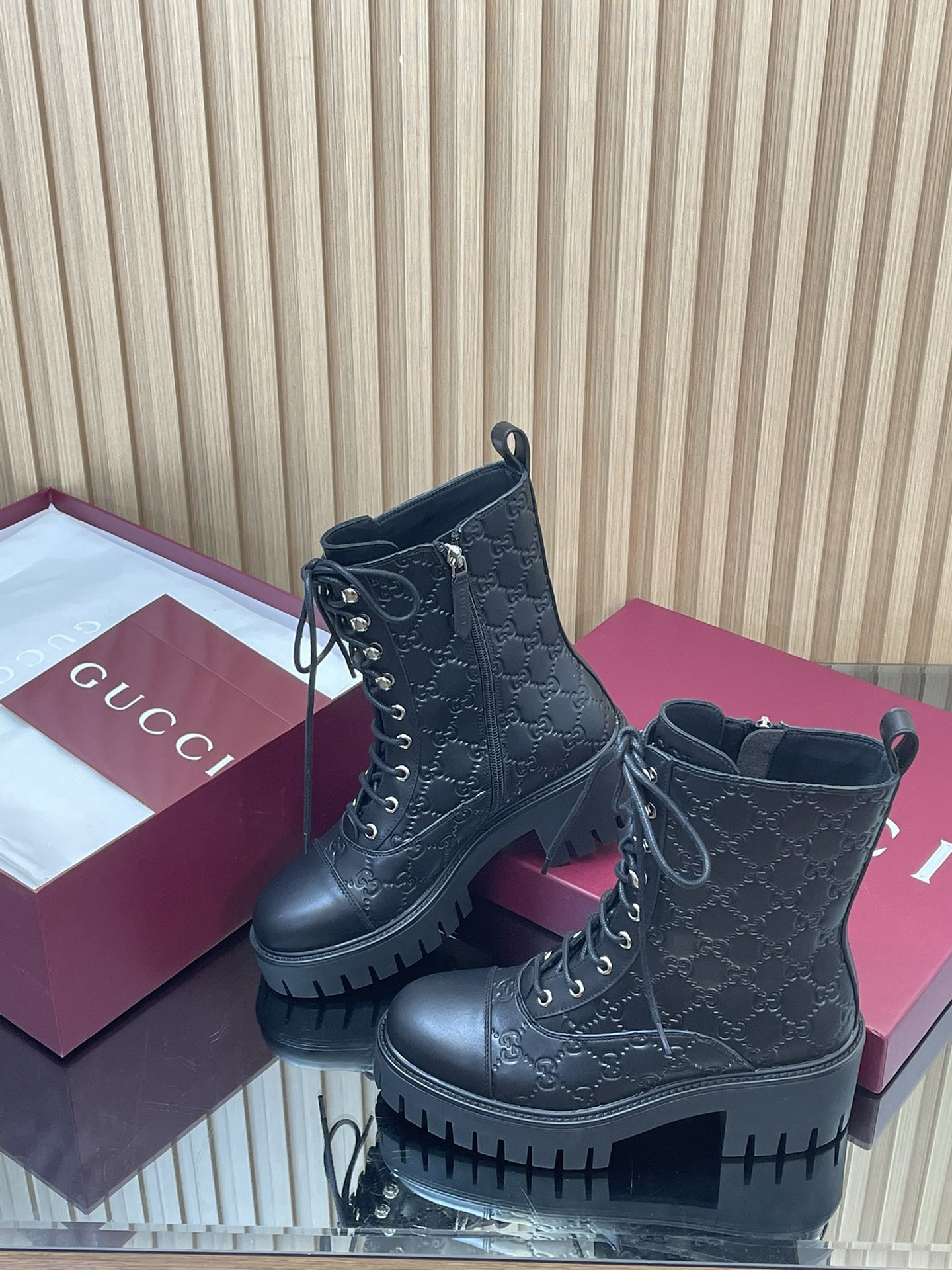 G*u*i boots