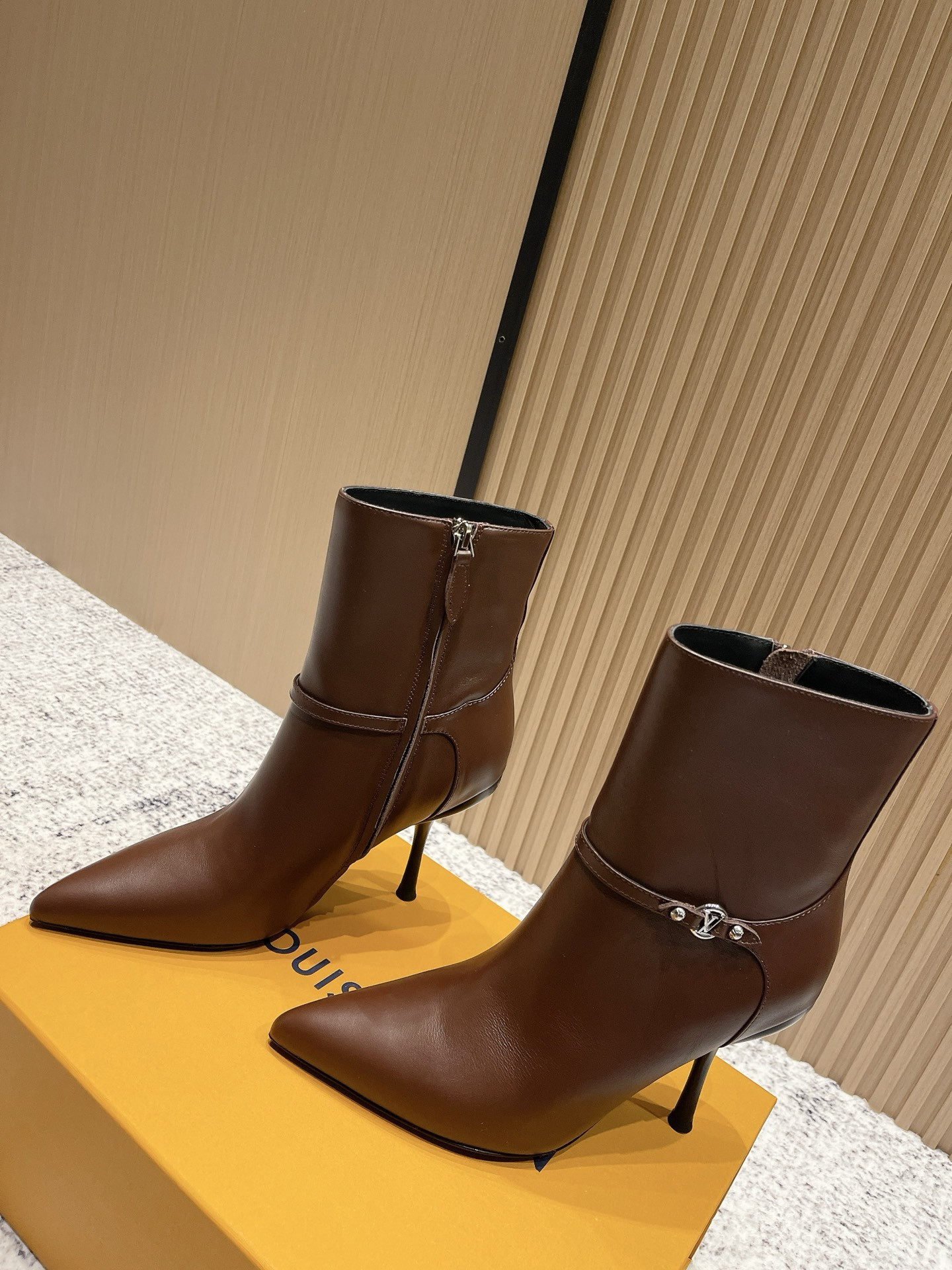 l0*is V*t0n boots
